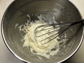奶油蛋糕卷,筛入低粉用蛋抽划“Z”字不规则手法搅拌均匀，稍微搅拌就好。