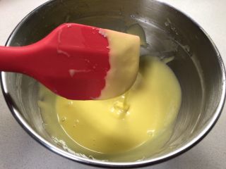 奶油蛋糕卷,然后进行分蛋，把蛋清分在一个无油无水的打蛋盆里放置一边，蛋黄放进面粉里。
用蛋抽同样的手法搅拌均匀，需要注意的是不能划大圆圈搅拌，会导致面糊起筋，影响最后蛋糕的成品。