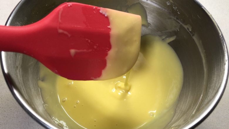 奶油蛋糕卷,然后进行分蛋，把蛋清分在一个无油无水的打蛋盆里放置一边，蛋黄放进面粉里。
用蛋抽同样的手法搅拌均匀，需要注意的是不能划大圆圈搅拌，会导致面糊起筋，影响最后蛋糕的成品。
