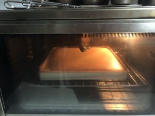 奶油蛋糕卷,烤盘在操作台上磕几下送入提前预热好的烤箱，上下火150度烤30分钟。