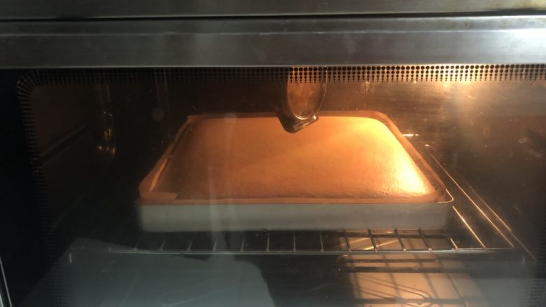 奶油蛋糕卷,烤盘在操作台上磕几下送入提前预热好的烤箱，上下火150度烤30分钟。