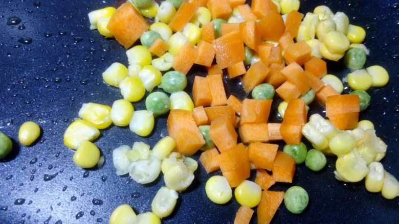 菠萝饭,
把蔬菜粒放入锅中小火翻炒一下至熟，也可以少加一点点水稍煮。油少一点，炒饭才不会腻。