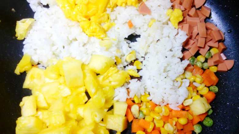 菠萝饭,把米饭倒入一起翻炒，米饭稍微打散后，再把<a style='color:red;display:inline-block;' href='/shicai/ 437'>火腿肠</a>粒、菠萝粒和炒好的鸡蛋 倒入锅中，因为我的米饭是刚煮晾凉的，就和鸡蛋、菠萝等同时下锅了。
