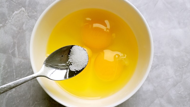 鱼香鸡蛋,鸡蛋打入碗中，加入少许盐。