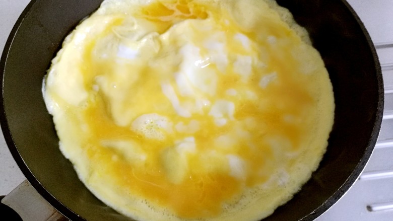 鱼香鸡蛋,油热后倒入打散的鸡蛋。