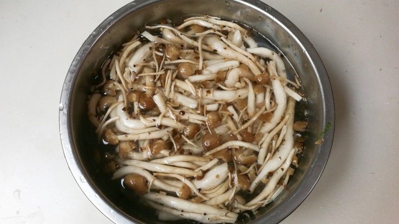 一碗汤+蟹味菇内酯豆腐汤,放进水里清洗干净
