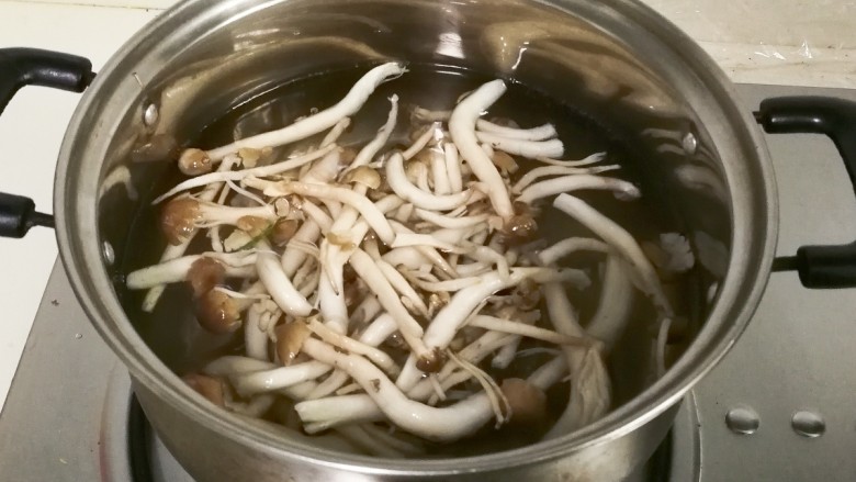 一碗汤+蟹味菇内酯豆腐汤,锅中烧开水，放入蟹味菇