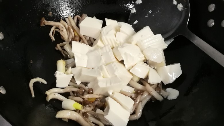 一碗汤+蟹味菇内酯豆腐汤,放入内酯豆腐