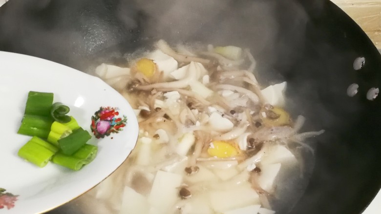 一碗汤+蟹味菇内酯豆腐汤,放入葱叶出锅