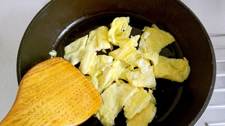 鱼香鸡蛋,鸡蛋炒熟后，用锅铲划成块盛出备用。