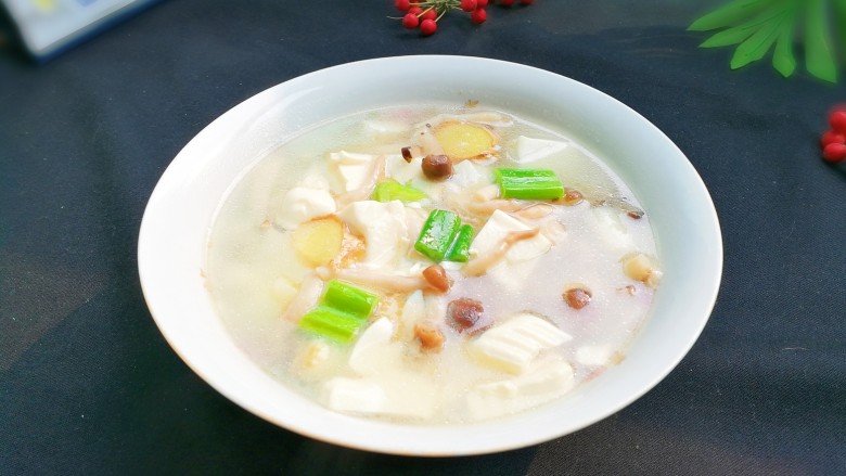 一碗汤+蟹味菇内酯豆腐汤,蟹味菇内酯豆腐汤真的很鲜的哦！