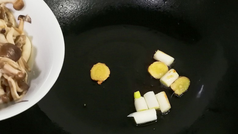 一碗汤+蟹味菇内酯豆腐汤,放入蟹味菇