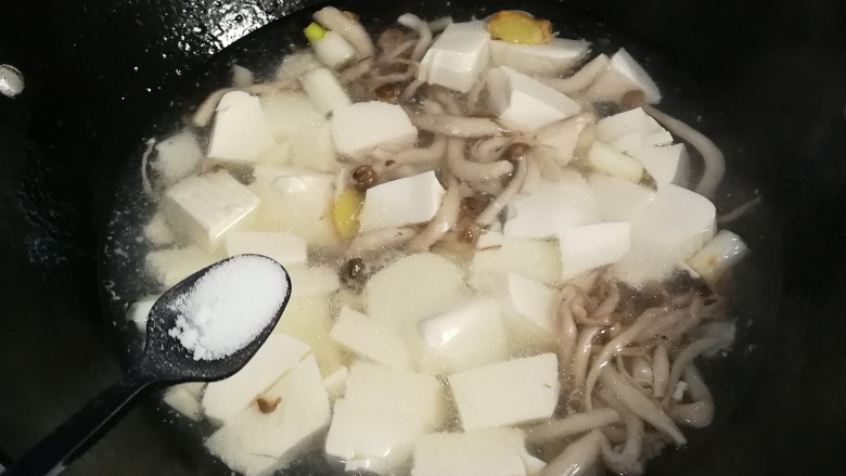 一碗汤+蟹味菇内酯豆腐汤,放入一小勺盐烧开继续中火烧三分钟