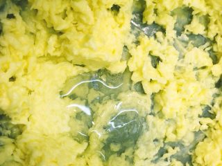 抹茶曲奇（花纹超立体）,蛋白分三次加入，每一次加入都搅拌到黄油完全吸收掉蛋白