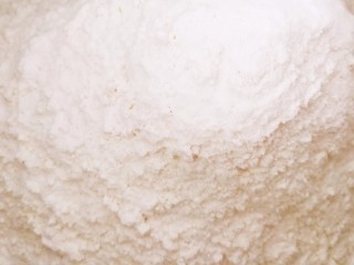 牛油果奶酪小餐包～一次发酵,加入白砂糖和盐（对角放），然后加入面粉