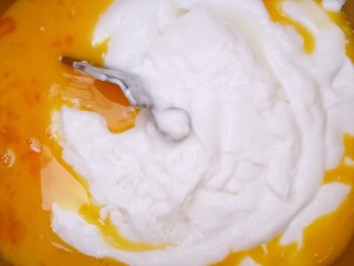 牛油果奶酪小餐包～一次发酵,鸡蛋和酸奶倒进面包桶里