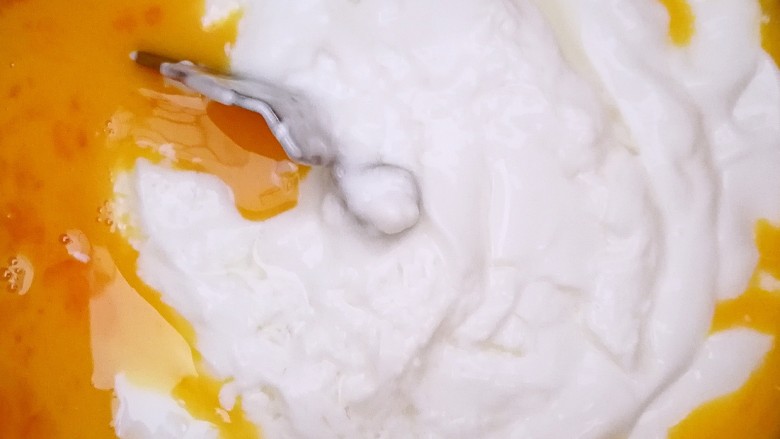 牛油果奶酪小餐包～一次发酵,鸡蛋和酸奶倒进面包桶里
