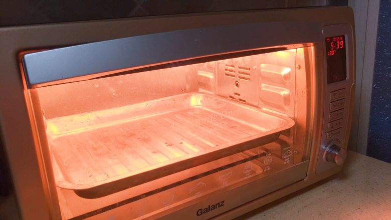 根本停不下来的★香辣烤鸡丝,这时候我们可以预热烤箱了，140度，预热7分钟。
