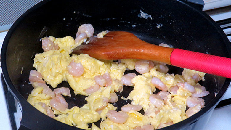 宴客快手菜【虾仁滑蛋】,油留锅中，用来炒蛋。锅烧热，大火，倒入蛋液和虾仁快速炒几下