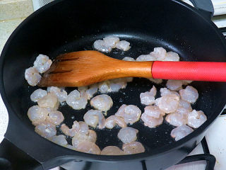宴客快手菜【虾仁滑蛋】,油温三至四成热时，把虾仁放入油锅