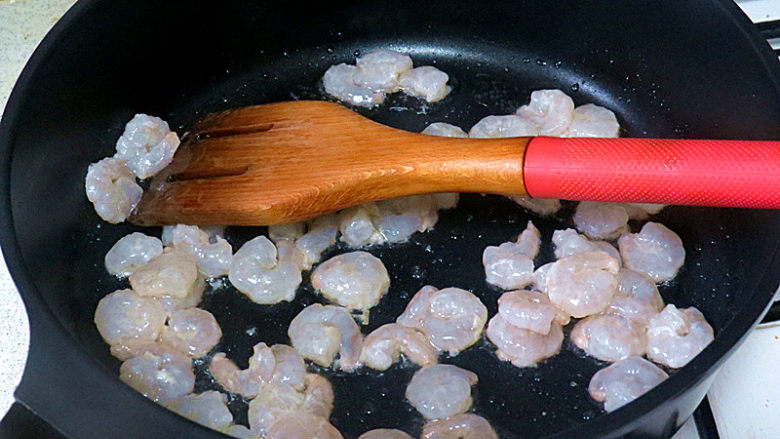 宴客快手菜【虾仁滑蛋】,油温三至四成热时，把虾仁放入油锅