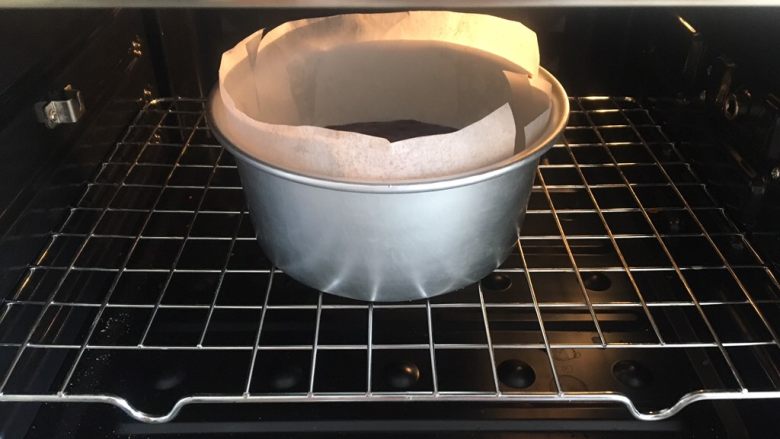 浓情布朗尼芝士蛋糕,烤箱提前预热180度，上下火，烤18分钟，蛋糕定型即可