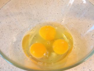实用快手系列★软香鸡蛋饼,首先把鸡蛋打进一个大碗里。