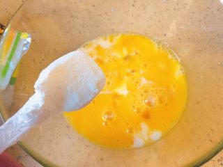 实用快手系列★软香鸡蛋饼,然后放玉米淀粉，大概10g