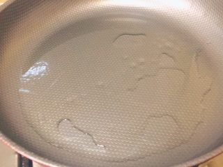 实用快手系列★软香鸡蛋饼,不粘平底锅，来一个。起锅，下油。