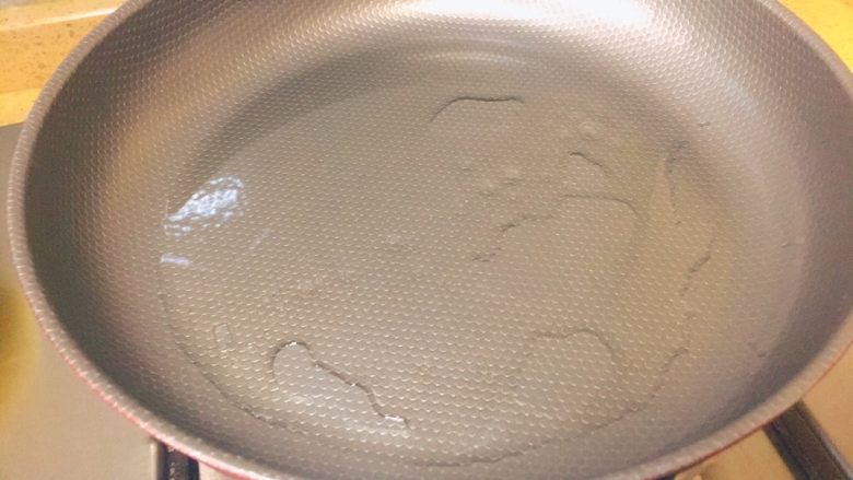 实用快手系列★软香鸡蛋饼,不粘平底锅，来一个。起锅，下油。