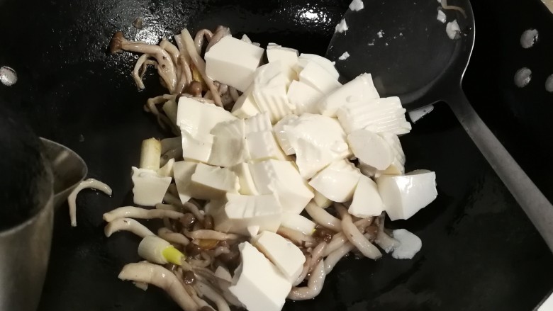 鲜美嫩滑蟹味菇烧嫩豆腐汤,放入一碗热水烧开
