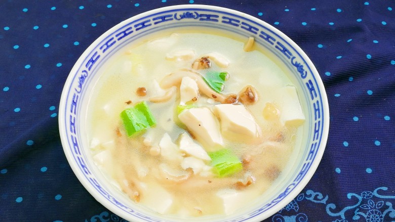 鲜美嫩滑蟹味菇烧嫩豆腐汤,鲜美无比的蟹味菇内酯豆腐汤太好吃！