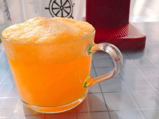 「柚橙了鲜气沸腾的小妖精」
鲜榨橙汁加西柚果粒气泡饮料,有点小激动似的，杯子里放了大概150毫升的橙汁。我没有缓缓，而是肆无忌惮的，爽快无比的，把苏打水洒脱的倒了进去。顿时，无数橙色的气泡浮起来，像奶昔的泡，也像卡布奇诺的泡，总之，是好喝的泡！也许是不习惯这样被裸露在阳光和空气下，无处可逃的泡泡害羞了，慢慢的破了泡，成了空气中的分子，不见了。