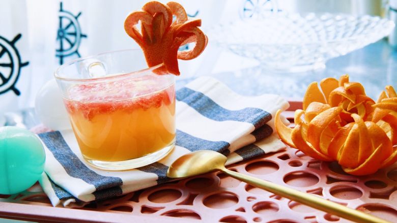 「柚橙了鲜气沸腾的小妖精」
鲜榨橙汁加西柚果粒气泡饮料,剩下的柚子皮正好做成一朵花，镶嵌在杯边。好，差不多了，我看是时候开始品尝了。