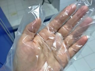 做饼+南瓜糯米芝士饼,戴上一次性手套，防止手粘住面团。