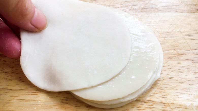 做饼＋春饼（饺子皮版）,然后在刷过油的饺子皮上再放一张饺子皮。