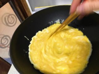 做饼+太阳盒子,鸡蛋打散后，油锅，炒熟，下锅后，要用筷子不停的搅拌。