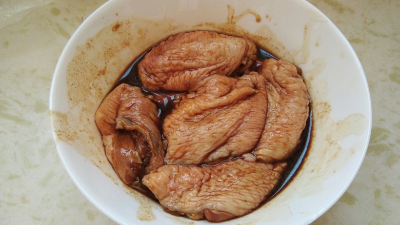 酱烧假章鱼，给生活增添乐趣,用筷子搅拌均匀，然后进行腌制，腌制15-20分钟左右。