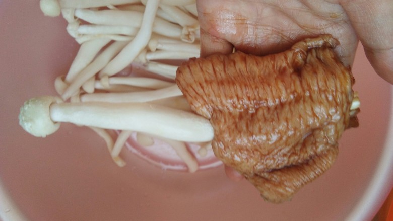 酱烧假章鱼，给生活增添乐趣,然后将清洗好的白玉菇塞到中翅里面，每个中翅里面差不多都塞5-6个白玉菇塞满即可。