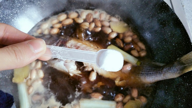 家常铁锅炖鱼(懒人版),加入少许盐，喜欢稍微辣的也可加入两个干辣椒