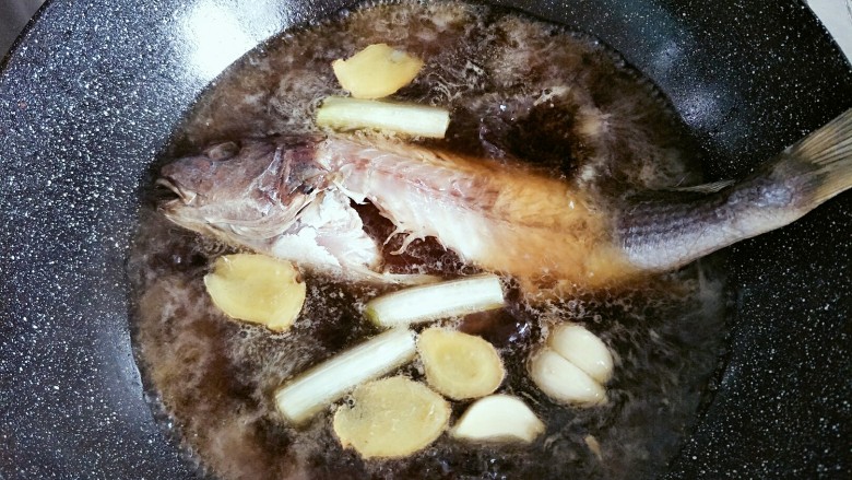 家常铁锅炖鱼(懒人版),把鱼放入锅内，忽略我的掉皮了的鱼