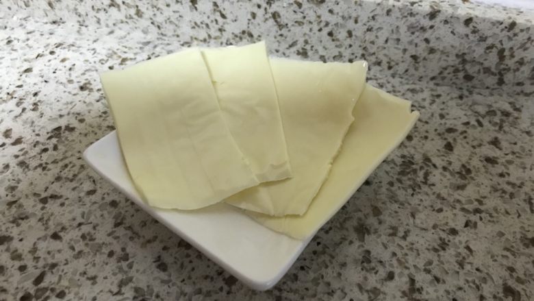 培根芝士蛋卷,2片奶酪片对切，成四份