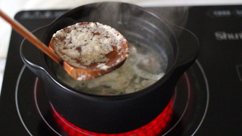 手工肉丸萝卜丝煲,撇去砂锅里的浮末