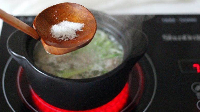 手工肉丸萝卜丝煲,加入适量盐和味精调味
