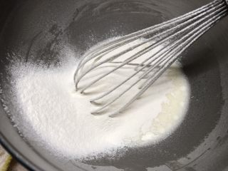 草莓蛋糕,牛奶油乳化筛入低粉