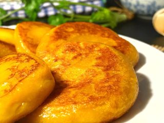 做饼+南瓜糯米芝士饼,油光光黄灿灿，软糯香甜。