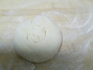 油酥饼,从底部卷起，卷成长条，再卷成螺旋状。