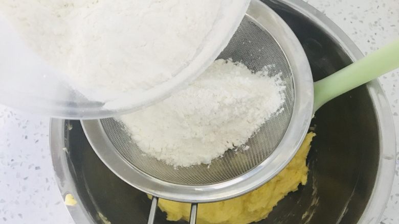 酥到掉渣的黄油曲奇,面粉也是分两次过筛进入，一定要过筛