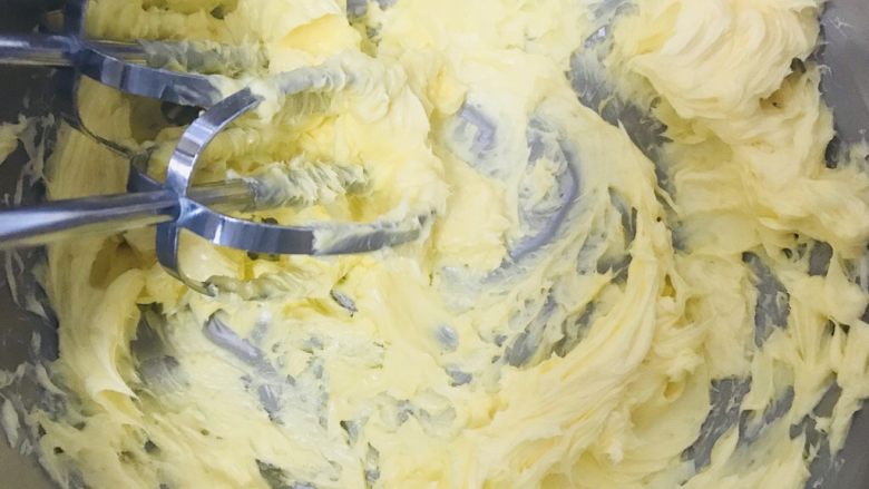 酥到掉渣的黄油曲奇,黄油用打蛋器低速打发到微微发白就可以，不要打发过度