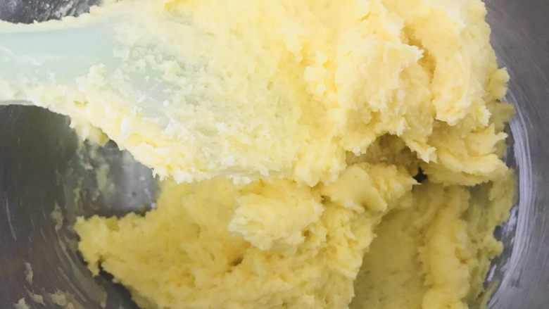 酥到掉渣的黄油曲奇,过筛之后用刮刀切拌的方法使面粉和黄油混合均匀，软化到位的黄油是很容易把面粉吸收进去的，切记不要搅拌过度，否则面团会起筋